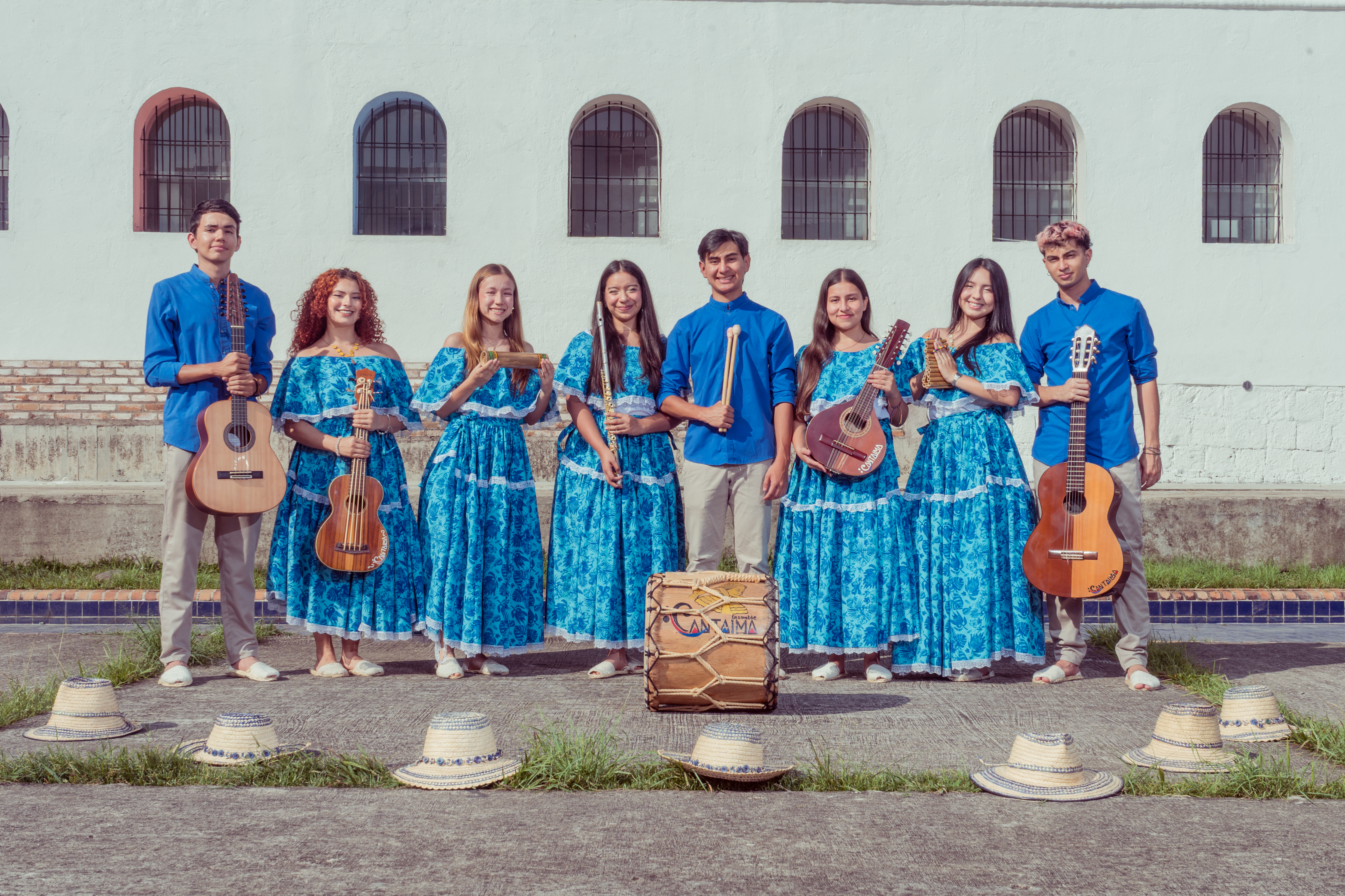 Ensamble Cantaima con instrumentos