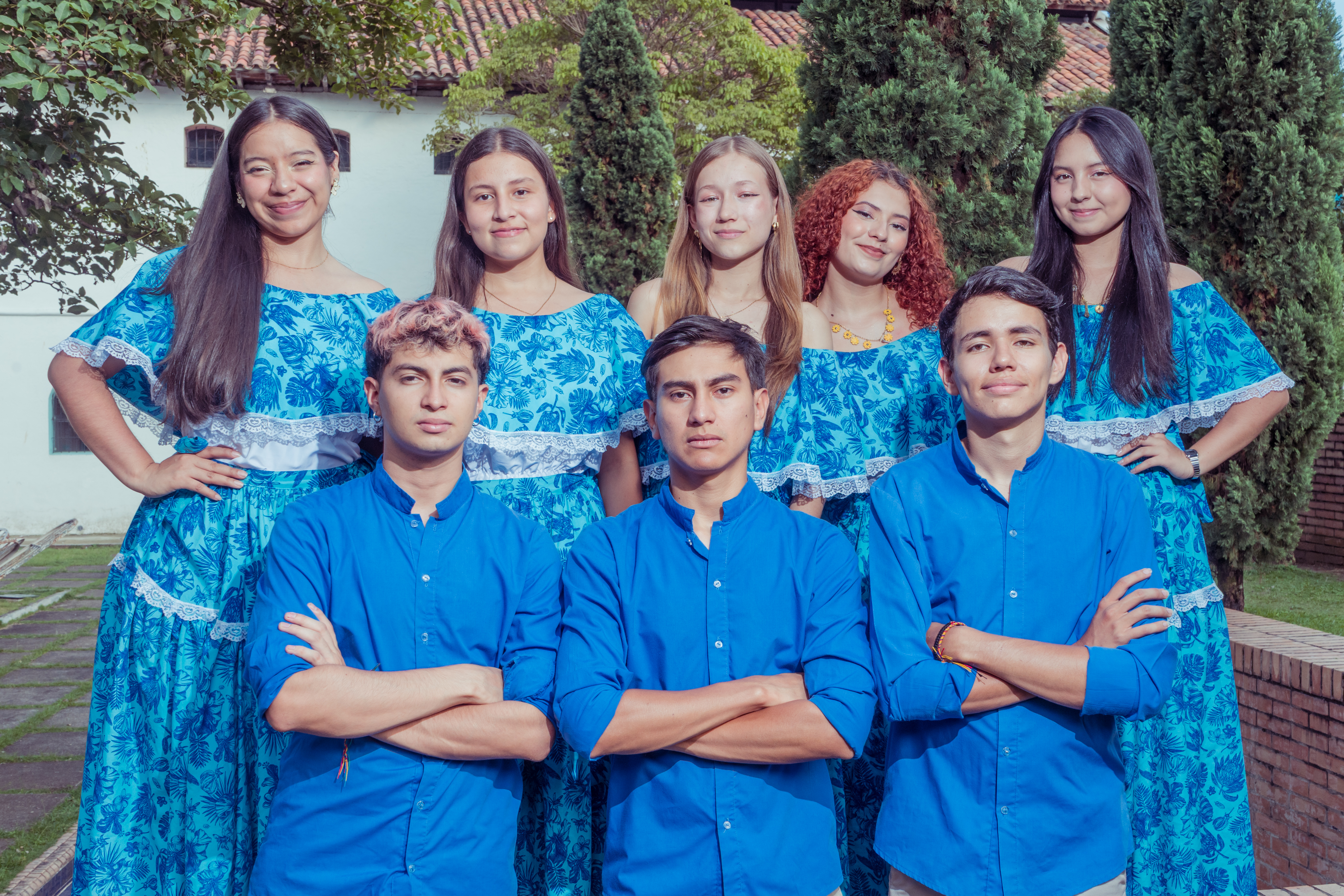 Foto grupal de Ensamble Cantaima en formación, músicos en escena con instrumentos tradicionales